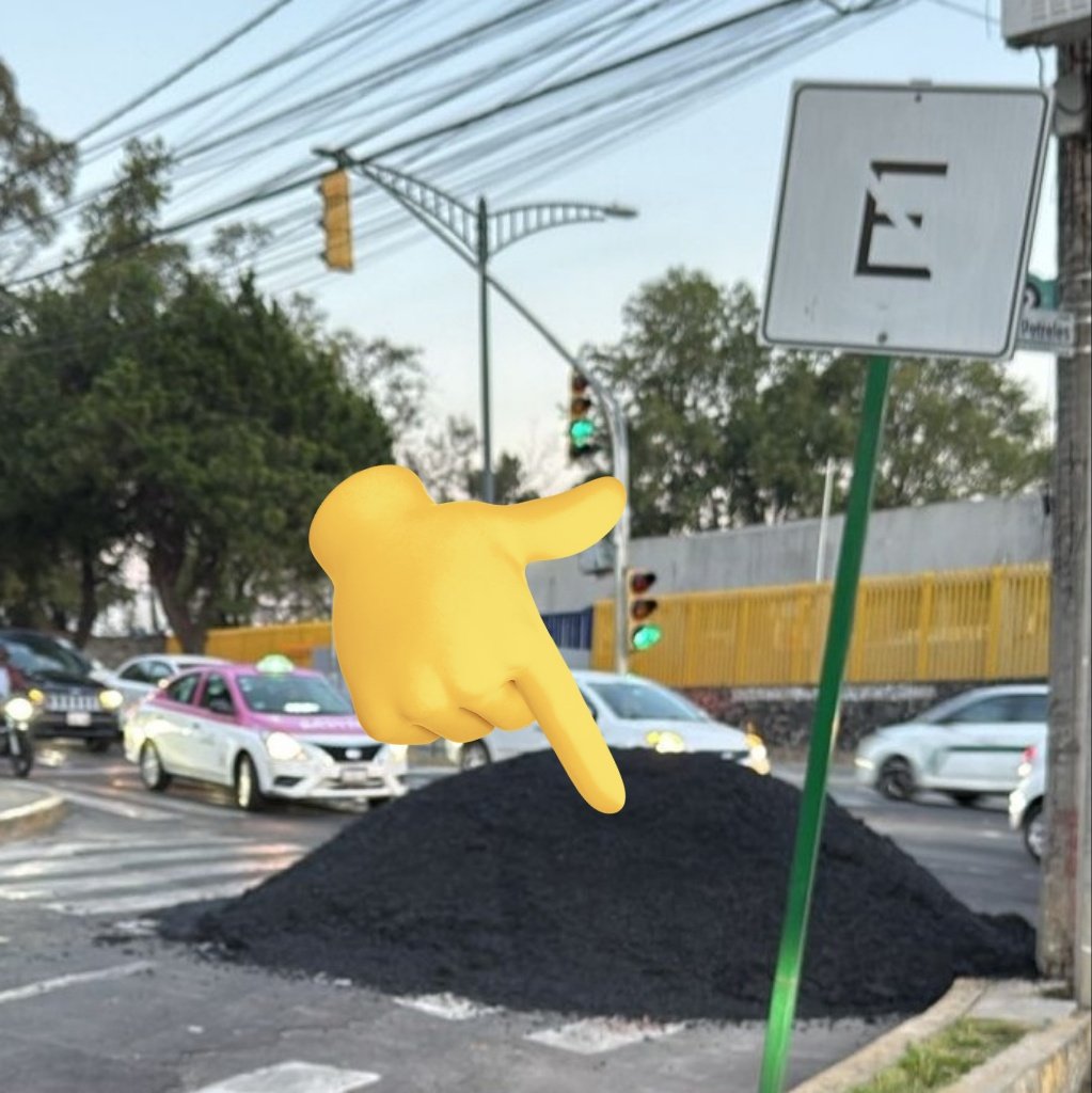 asolorzanoc's tweet photo. Derivado a la NULA planeación de @SOBSECDMX @GobCDMX @ClaraBrugadaM calzada Las Águilas @AlcaldiaAO @LopezCasarinJ es un desastre, ahora dejan material bloqueando carriles que provoca colectivos de la #Ruta57 tomen sentido contrario. @EnlaceTAguilas @LomaAguilassur @WRADIOMexico https://t.co/4v8QZjWAtP