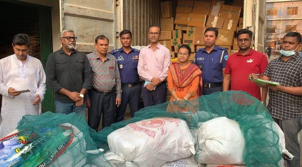 “পাখির খাদ্য” নামে বুকিংকৃত দশ বস্তায় মোট ৮০টি চায়না রিং জাল জব্দ