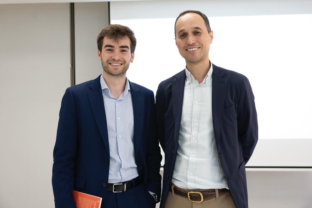 AlumniUFV's tweet photo. Ayer celebramos “Relatos sobre la ética en la empresa”, organizado por Educación Ejecutiva UFV.

📖 El debate giró en torno a Las siete carpetas de Angélique, de María Lladró.

Con los alumni Guzmán Cano y Luis García Álvarez, reflexionamos sobre liderazgo ético. https://t.co/L0SQQ7d2ez