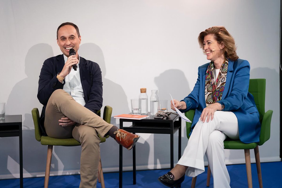 AlumniUFV's tweet photo. Ayer celebramos “Relatos sobre la ética en la empresa”, organizado por Educación Ejecutiva UFV.

📖 El debate giró en torno a Las siete carpetas de Angélique, de María Lladró.

Con los alumni Guzmán Cano y Luis García Álvarez, reflexionamos sobre liderazgo ético. https://t.co/L0SQQ7d2ez