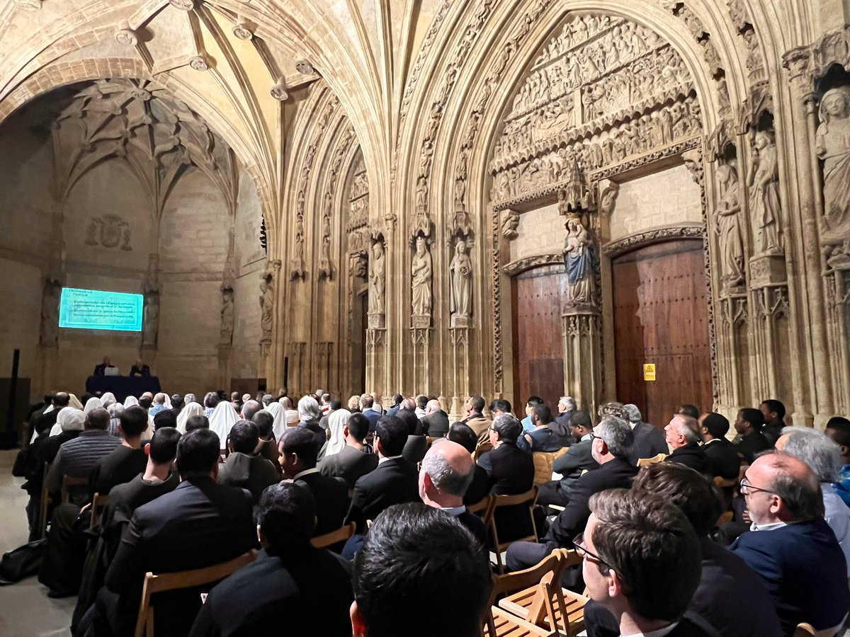DiocesisVitoria's tweet photo. NICEA 💬 | Segunda parte de este primer día del Congreso Internacional por los 1700 años del Concilio de #Nicea. En esta ocasión las ponencias se celebran en el impresionante pórtico de la @CatedralVitoria con una participación de más de 200 personas como oyentes. https://t.co/BO2sHs8rIY