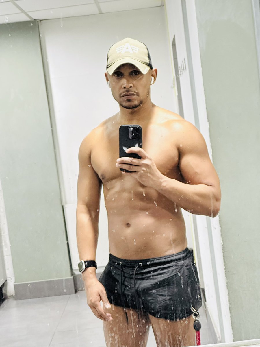 soygabo07's tweet photo. Le pedí al las personas del gym que deben limpiar el espejo jejejej https://t.co/AuMeo8J1ER