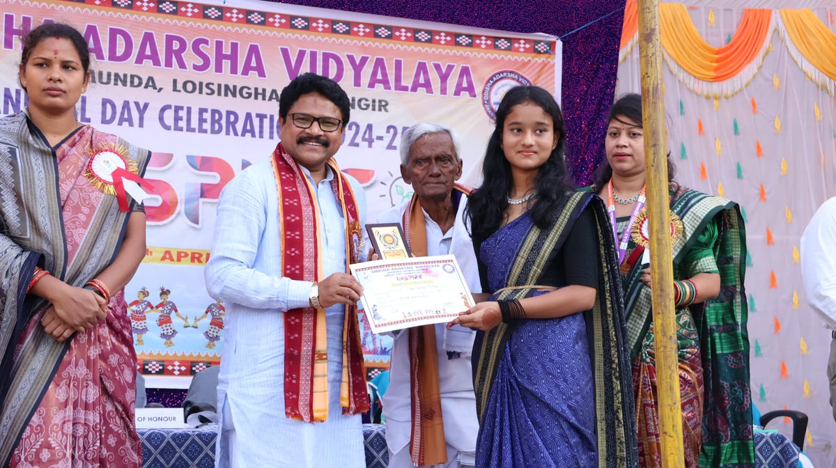 MahalingMukesh's tweet image. ଲୋଇସିଂହା ଅନ୍ତର୍ଗତ ଝାରମୁଣ୍ଡା ଓଡ଼ିଶା ଆଦର୍ଶ ବିଦ୍ୟାଳୟର ବାର୍ଷିକ ଉତ୍ସବରେ ମୁଖ୍ୟ ଅତିଥି ଭାବେ ଯୋଗଦେଇ ବିଦ୍ୟାର୍ଥୀମାନଙ୍କୁ ସେମାନଙ୍କ ଭବିଷ୍ୟତ ପାଇଁ ଶୁଭେଚ୍ଛା ଜଣାଇଲି। ବିଭିନ୍ନ ପ୍ରତିଯୋଗିତାରେ ଉତ୍ତୀର୍ଣ୍ଣ ବିଦ୍ୟାର୍ଥୀ ମାନଙ୍କୁ ପୁରସ୍କାର ପ୍ରଦାନ କରି ଉତ୍ସାହିତ କଲି।

#annualfunction 
#Odishaadarshvidyalaya