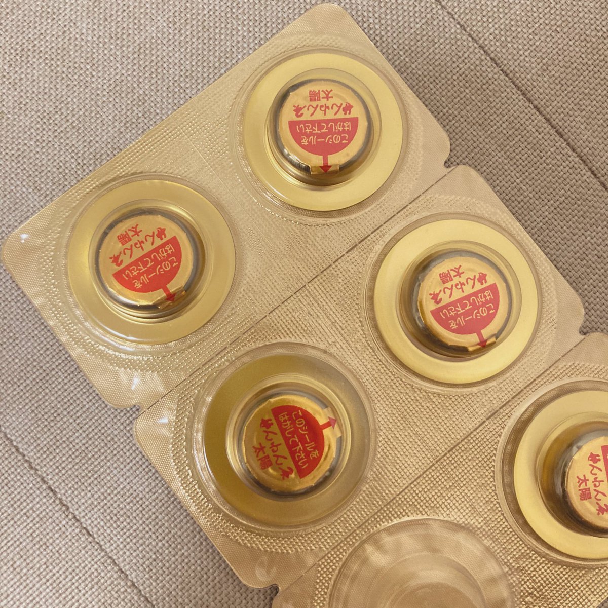 ienee_runes's tweet photo. 火を使わないお灸、足の裏の湧泉というツボに貼ったまま寝てみたら、熟睡しすぎて1時間の体感が3時間分くらいに感じられて、朝の6時くらいに「やべえ！昼だ…！」と飛び起きる事態になったので、不眠でお困りの方にはかなり良いのかもしれない（2日貼って2日連続こうなった） https://t.co/U39CvAzWzb