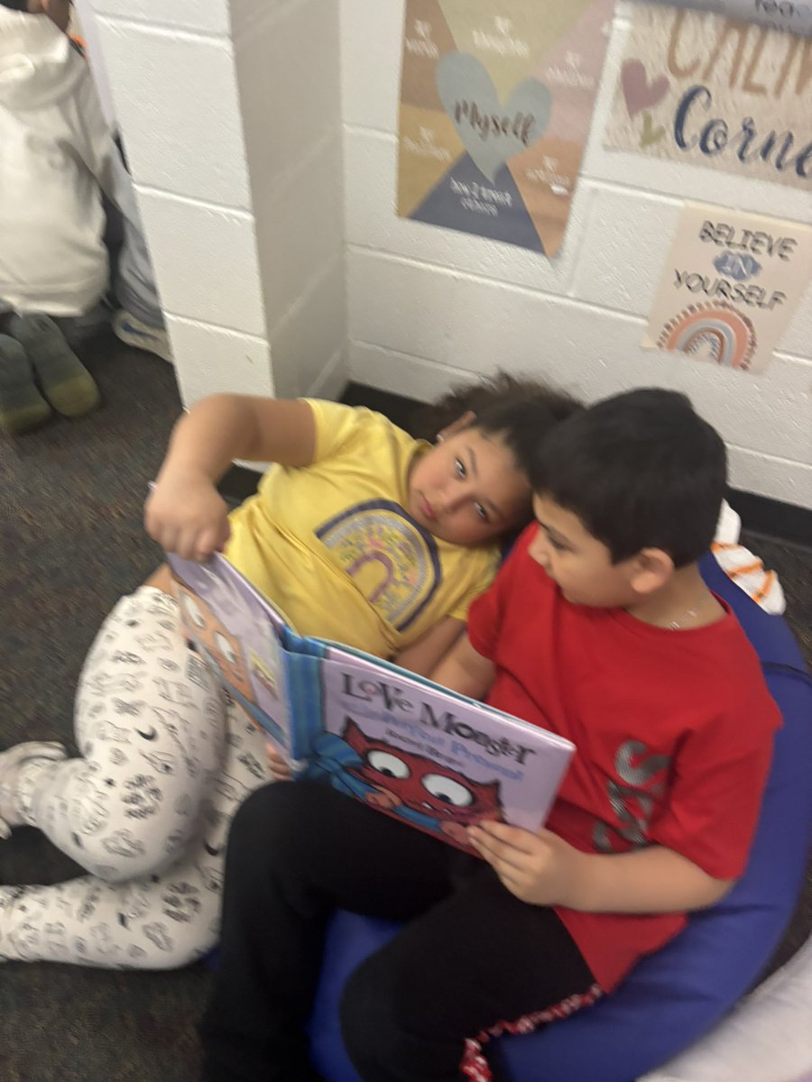 First graders from both classes working together to become even better readers and writers! #TogetherWeCan #D59learns <a href="/CCSD59/">CCSD59</a> <a href="/D59Byrd/">Admiral Byrd Elementary</a>