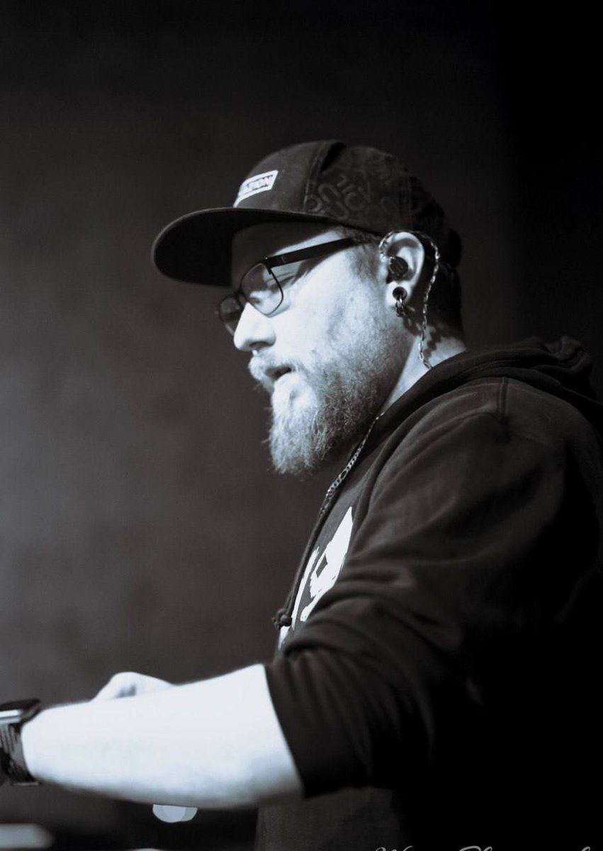 SuedStaatenFurs's tweet photo. DJ LineUp - Teil 3

Als nächster DJ kommt @DjMaCiD!
Der bekannte Trance Altmeister ist einer der DJ-Urgesteine der Community.

Er startet um 21:30 h mit einer Auswahl von Elektronischer Tanz Musik und wird Eure Ohren gekonnt durchmassieren.

#SSF #SSFD #SSFD8 #SSFD2025 #Stuttgart https://t.co/uye3grWhi9