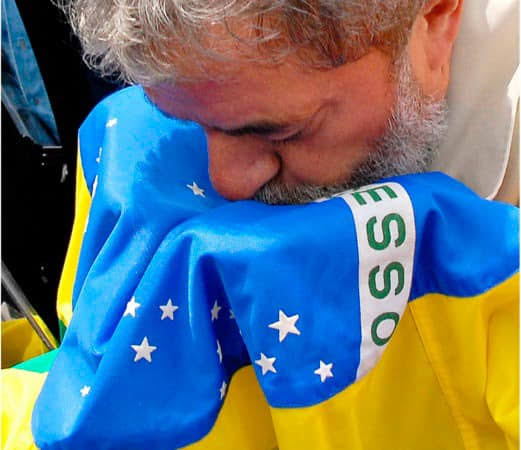 Enquanto o inelegível batia continência para a bandeira dos EUA, o Lula, por reciprocidade, voltou a exigir passaporte para americanos entrarem no Brasil. Governo patriota de verdade que valoriza a Nação é outro nível.