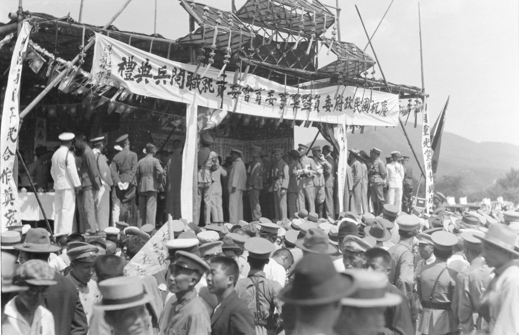 Inauguration of the Military Council and troop inspection, Canton, 1925

Inauguration of the Military Council of the Nationalist Government and troop inspection in Guangzhou, 6 July 1925.

Fu Bingchang Collection
Fu-n145
hpcbristol.net/visual/Fu-n145

#北伐 #國民黨 #Chinesehistory