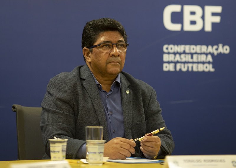 DataFutebol's tweet photo. ISSO AQUI É BIZARRO!!!!!

A ESPN AFASTOU os jornalistas que participaram do Linha de Passe da Segunda-Feira, que discutiu as denúncias publicadas pela Revista Piauí. A Cúpula da CBF PROCUROU a ESPN EXIGINDO PROVIDÊNCIAS contra os jornalistas.

A CBF e a ESPN tem uma parceria comercial pela transmissão da Série B.

Os jornalistas Dimas Coppede, Gian Oddi, Paulo Calçade, Pedro Ivo Almeida, Victor Birner e William Tavares foram afastados na terça feira e devem voltar amanhã.

Via @UOLEsporte