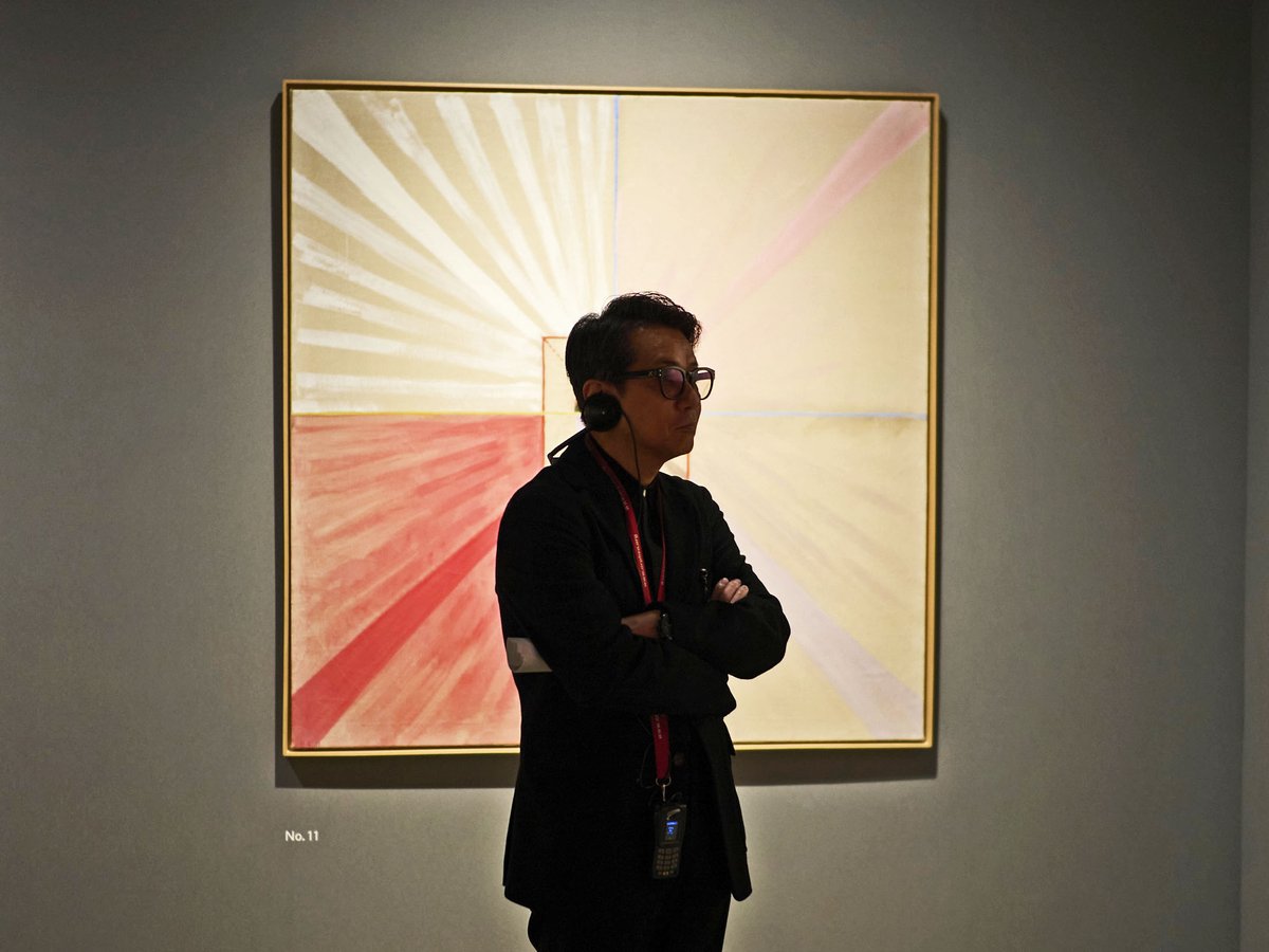 fukuhen's tweet photo. 僕がヒルマ・アフ・クリントの絵を見て、これはきっとフミヤさんが好きに違いないと確信したので、展覧会に来てもらった。
彼は案の定、実に熱心に展覧会を見てくれた。 https://t.co/BSXSjC8Ikm