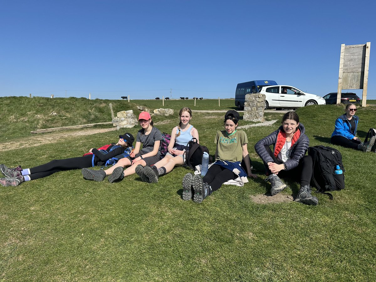 Textiles2XL's tweet photo. DofE - I had the pleasure of walking with these Year 9 girls on their practice walk. Well done Eleanor, Bethany, Lara, Isla and Lauren and thank you for your great company 👏🏻 https://t.co/wgFneRRDaK