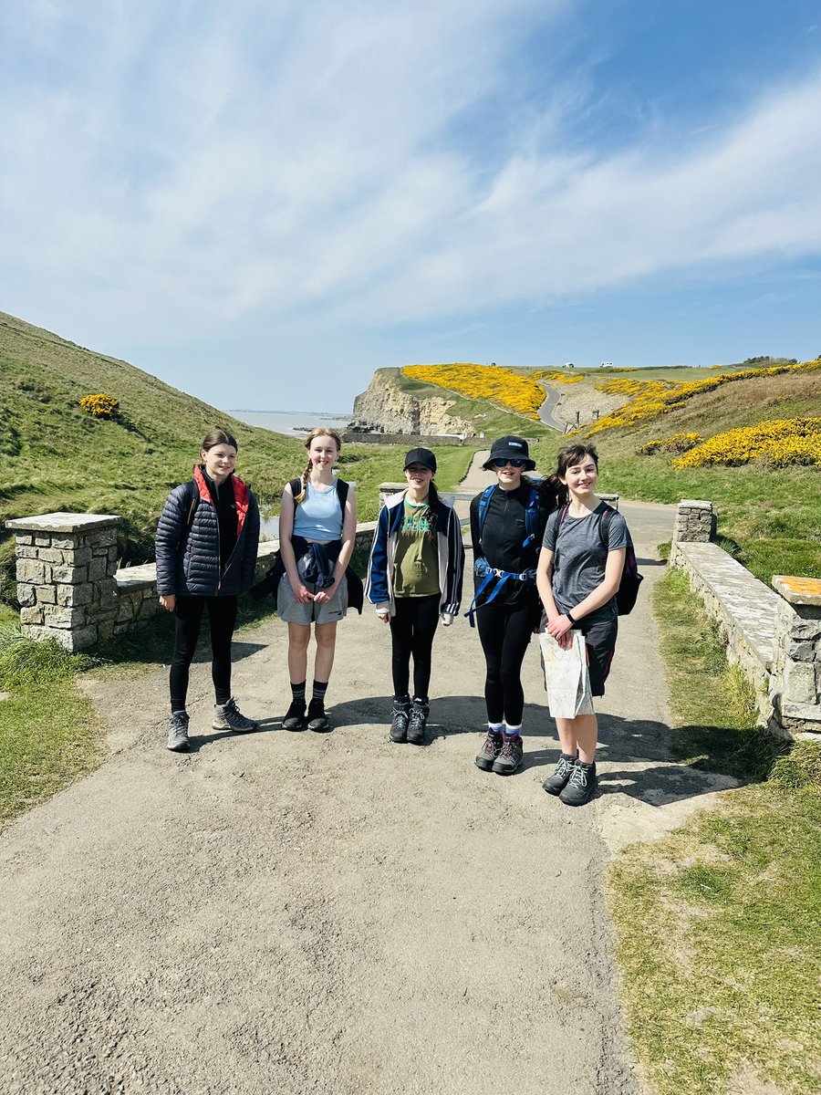 Textiles2XL's tweet photo. DofE - I had the pleasure of walking with these Year 9 girls on their practice walk. Well done Eleanor, Bethany, Lara, Isla and Lauren and thank you for your great company 👏🏻 https://t.co/wgFneRRDaK