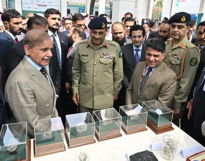 پنجابی سامراج کس طرح پختون خواہ کے وسائل کو دیکھ رہے ہے
انہیں ان وسائل میں ڈالر نظر ارہے ہے لیکن ان وسائل کو  جس طرح یہ پنجابی سامراج چراتے نہیں بلکہ زبردستی لے جارہا ہے اور ان کے مد میں پختون کی خون بہائ جاتی ہے انہیں تحفہ میں بدامنی دی جاتی ہے اور بہت سے محرومیاں جس کو بیان....