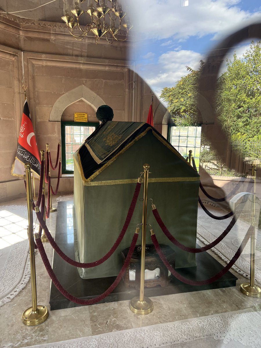 arslanhasan33's tweet photo. Ne güzel, ne de güzel. 
Geçtiğimiz yaz nasip olmuştu Pîri Sami hazretlerini ziyaret etmek. 

Bugün ise Pîri Sami k.s., Abdurrahim Reyhani k.s. ve Salih Baba bayram etmişler bayramı yanında taşıyan Hâce Hazretlerinin ziyareti ile. 

#MevlanaGavsıNizam
#PiriSami
#AbdurrahimErzincan
#SalihBaba
