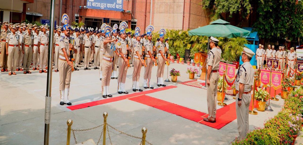 091bn's tweet photo. “शौर्य हूँ, संग्राम हूँ,
मैं ही युद्ध का परिणाम हूँ”
सरदार पोस्ट के शहीदों को नमन करते हुए @91BN #RAF द��वारा शौर्य दिवस पर वीर शहीदों को श्रद्धांजलि अर्पित की गई एवं बड़ाखाना का आयोजन किया गया जिसमें वीर नारियों को आमंत्रित कर उनका सम्मान किया गया।
#ShauryaDiwas #CRPFindia . https://t.co/lLlj728Hpj