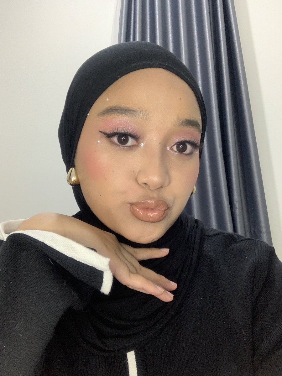 its__ssarah's tweet photo. pink eye makeup🌸

in love with the gloss and eyeliner from jacquelle — smooth, shiny, and stays all day!

https://t.co/ucBlf5PLJQ — clear gloss

https://t.co/YV9Y9U3nwa — dark brown

#JacquelleBeauty #GlossyVibes #EyelinerOnPoint #MakeupFaves #EverydayGlam #BeautyEssentials https://t.co/IkBZj1th9j