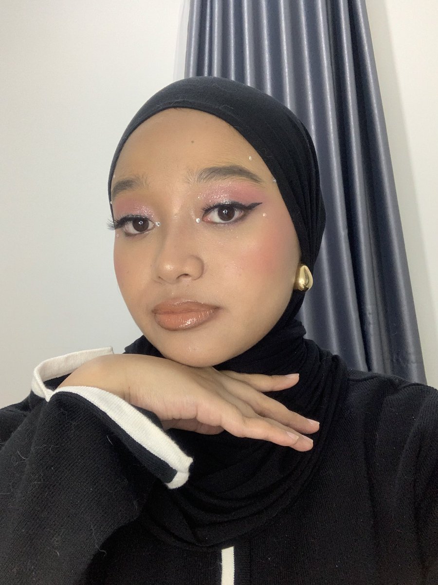 its__ssarah's tweet photo. pink eye makeup🌸

in love with the gloss and eyeliner from jacquelle — smooth, shiny, and stays all day!

https://t.co/ucBlf5PLJQ — clear gloss

https://t.co/YV9Y9U3nwa — dark brown

#JacquelleBeauty #GlossyVibes #EyelinerOnPoint #MakeupFaves #EverydayGlam #BeautyEssentials https://t.co/IkBZj1th9j