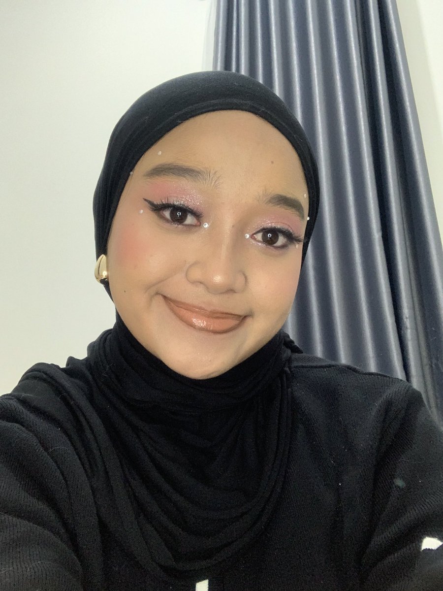 its__ssarah's tweet photo. pink eye makeup🌸

in love with the gloss and eyeliner from jacquelle — smooth, shiny, and stays all day!

https://t.co/ucBlf5PLJQ — clear gloss

https://t.co/YV9Y9U3nwa — dark brown

#JacquelleBeauty #GlossyVibes #EyelinerOnPoint #MakeupFaves #EverydayGlam #BeautyEssentials https://t.co/IkBZj1th9j