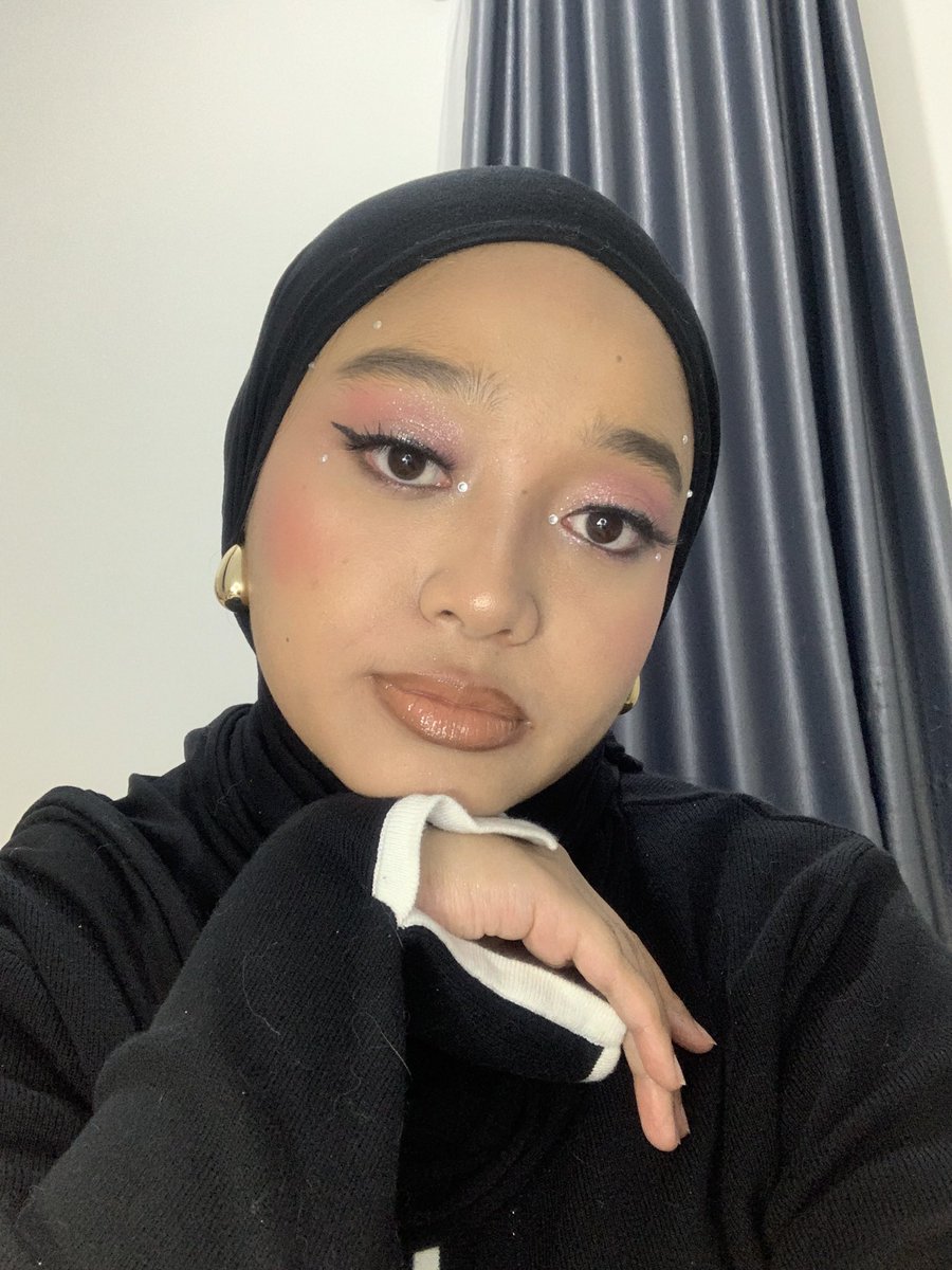 its__ssarah's tweet photo. pink eye makeup🌸

in love with the gloss and eyeliner from jacquelle — smooth, shiny, and stays all day!

https://t.co/ucBlf5PLJQ — clear gloss

https://t.co/YV9Y9U3nwa — dark brown

#JacquelleBeauty #GlossyVibes #EyelinerOnPoint #MakeupFaves #EverydayGlam #BeautyEssentials https://t.co/IkBZj1th9j