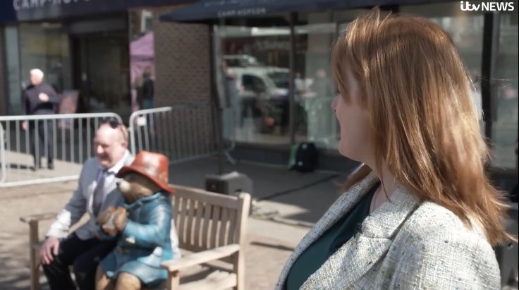 In Newbury today for <a href="/itvnews/">ITV News</a> where a Paddington Bear statue that was ripped from a bench by two RAF engineers has now been repaired and unveiled. 

Full report on <a href="/ITVX/">ITVX</a> 👇

itv.com/watch/news/wat…