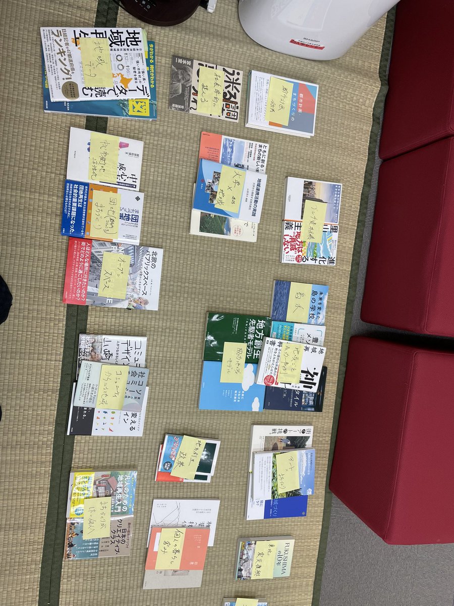waseda_connect's tweet photo. 📚共創館で本棚の整理を兼ねた地域本の分類作業をしてみました！

1年間を通して溜まってきた本を整理しながら、地域という言葉に包含されている意味や地域との関わり方、そこでの取り組みなどにどんなバリエーションががあるのかが思いがけず整理できるいい機会になりました

#春から早稲田
#地域本 https://t.co/3xN1TpCuUw