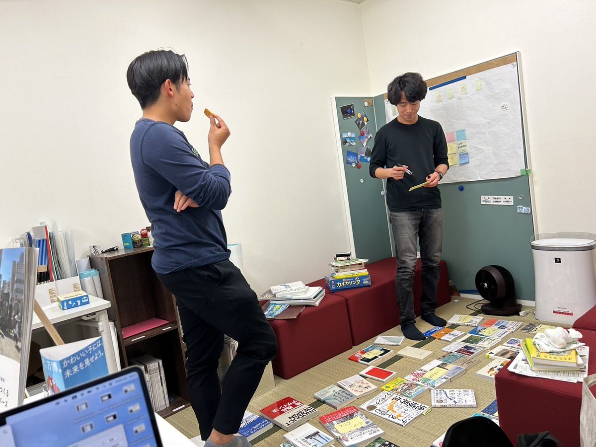 waseda_connect's tweet photo. 📚共創館で本棚の整理を兼ねた地域本の分類作業をしてみました！

1年間を通して溜まってきた本を整理しながら、地域という言葉に包含されている意味や地域との関わり方、そこでの取り組みなどにどんなバリエーションががあるのかが思いがけず整理できるいい機会になりました

#春から早稲田
#地域本 https://t.co/3xN1TpCuUw