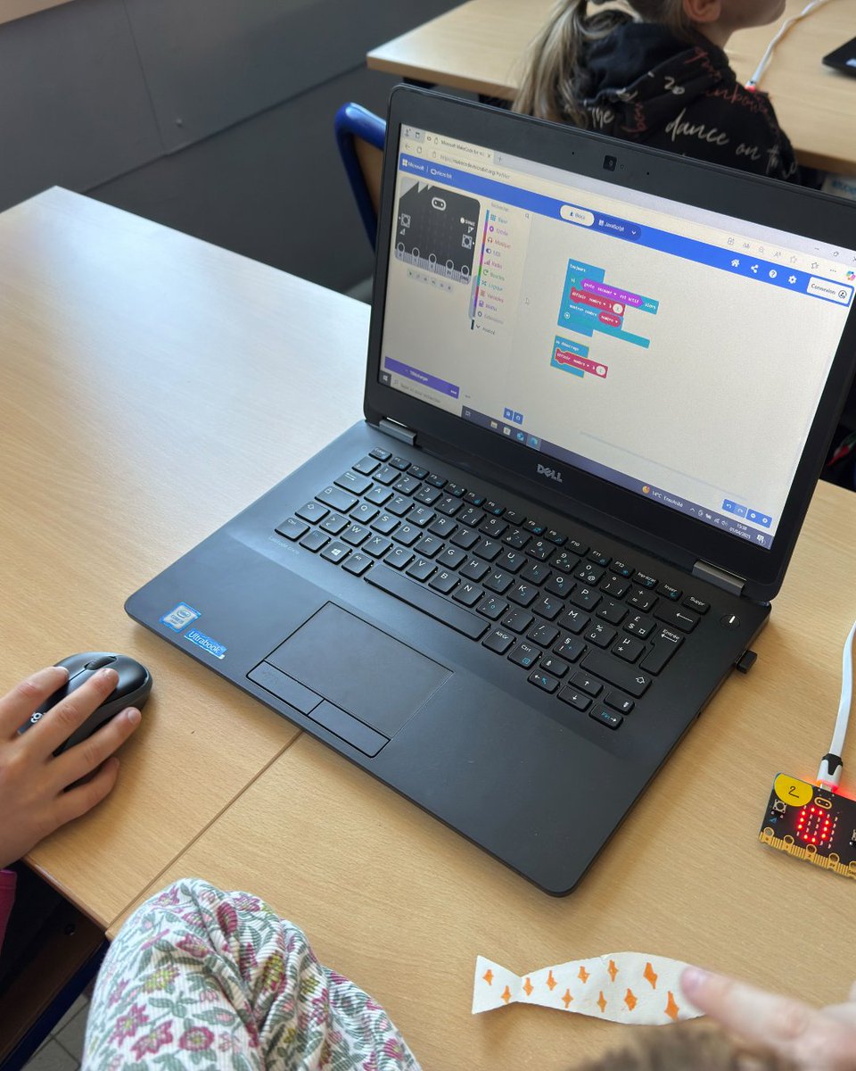 Fond_CGenial's tweet image. L'expérimentation du kit #YesWeCode pour le cycle 3 continue avec un second atelier en école primaire, où les élèves ont appris à fabriquer un podomètre. #CGénial 💻⚡