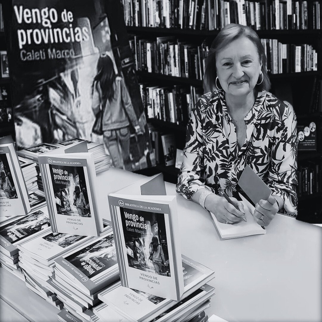La Académica de Honor, Mari Carmen Marco, autografiando una tirada exclusiva de su ultimo libro 'Vengo de provincias' para los socios de la #Academia de la #Publicidad.