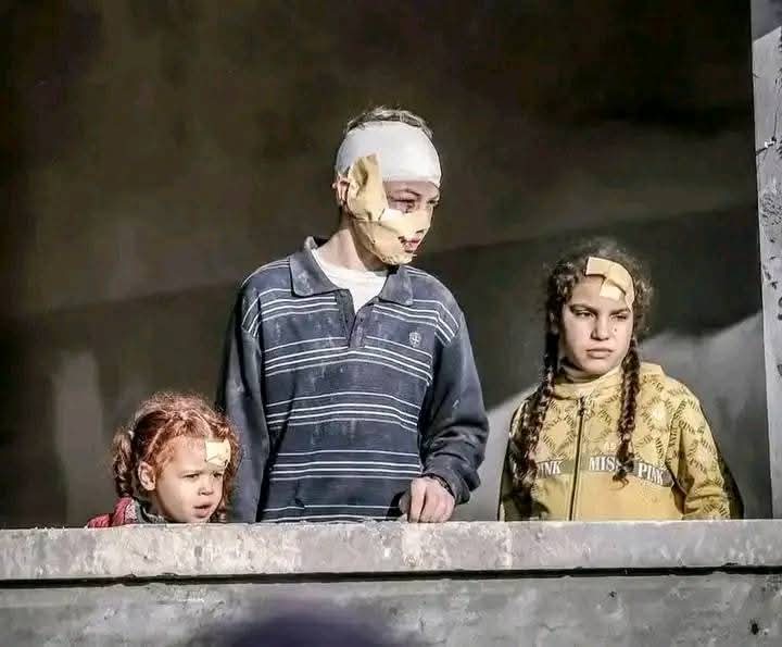 تحاصرُنا بقبضتِها المنايا
ونبقى في الحياةِ مُقاومينا

نموتُ..
ولا تُذلُّ لنا نفوسٌ
وإن عشْنا؛ فعيشُ الأكرمينا