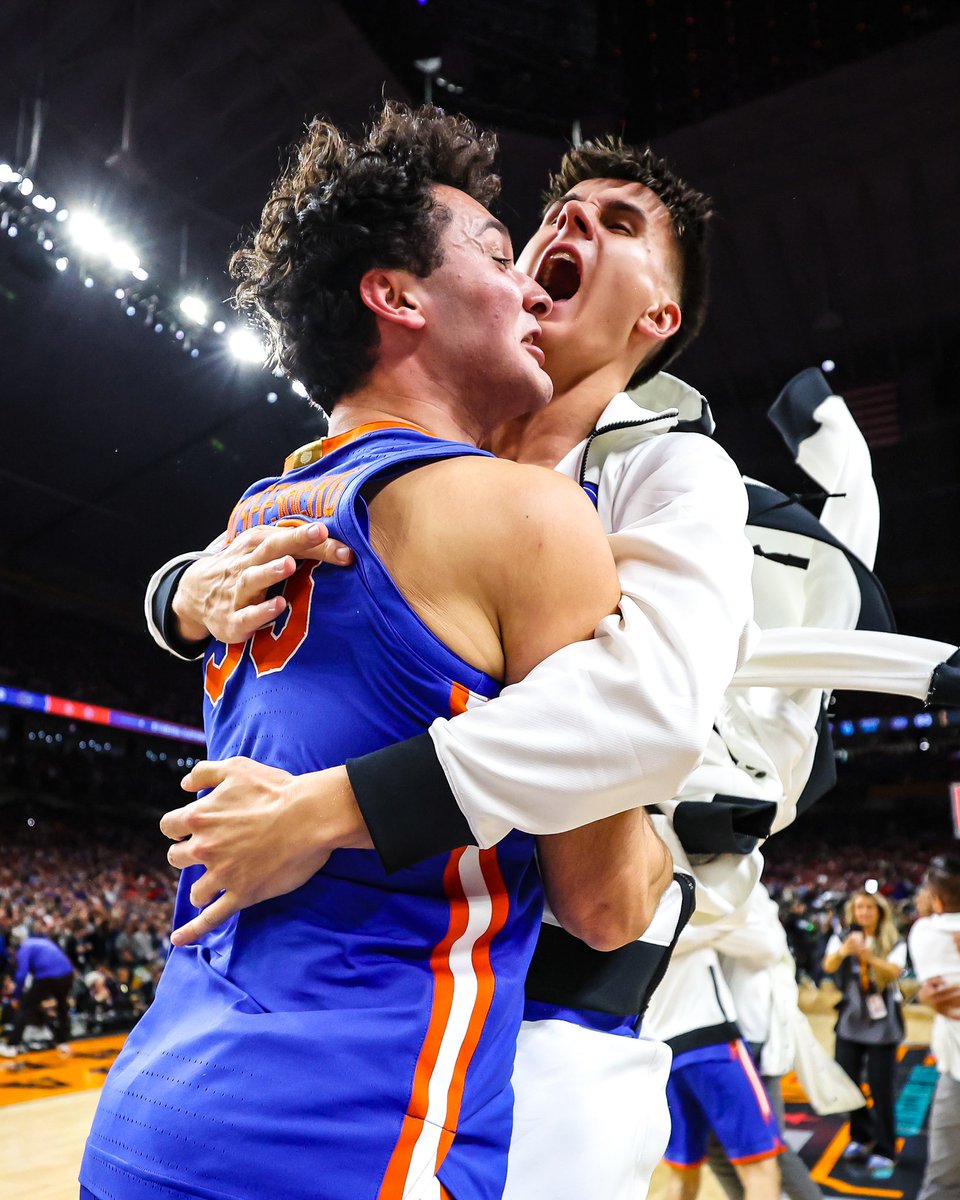 GatorsMBK's tweet photo. the moment they became national champs 🥹 https://t.co/WFXgoUB0TT