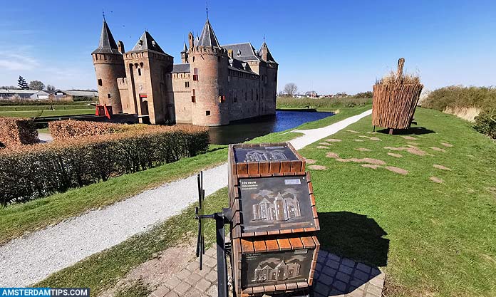 Step back in time with a visit to Muiderslot Castle near Amsterdam @muiderslot @iamsterdam Tip: get there by Amsterdam &amp; Region travel ticket amsterdamtips.com/muiderslot-cas…