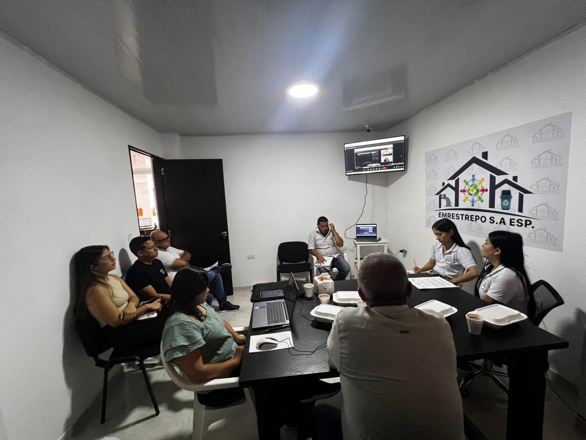 Alcaldiarestrep's tweet photo. Estuvimos en la reunión de asamblea anual de Emrestrepo, donde se presentaron avances en alcantarillado y aseo, entre otros. Agradecemos a todos por su compromiso y transparencia en el desarrollo de nuestro municipio.

#RendiciónDeCuentas #Transparencia #DesarrolloMunicipio https://t.co/uaxkk9Zq1G
