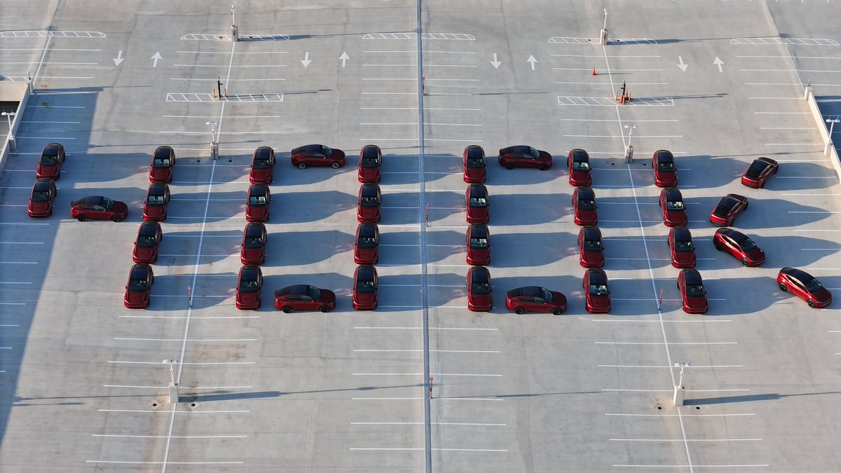 JoeTegtmeyer's tweet image. Giga Texas news! 400K Model Y’s produced milestone! Big display using all red Model Ys on the parking garage this morning! Official production of the Model Ys here at Giga Texas began almost 3 years ago today! Congratulations @Tesla and all the Giga Texas employees!