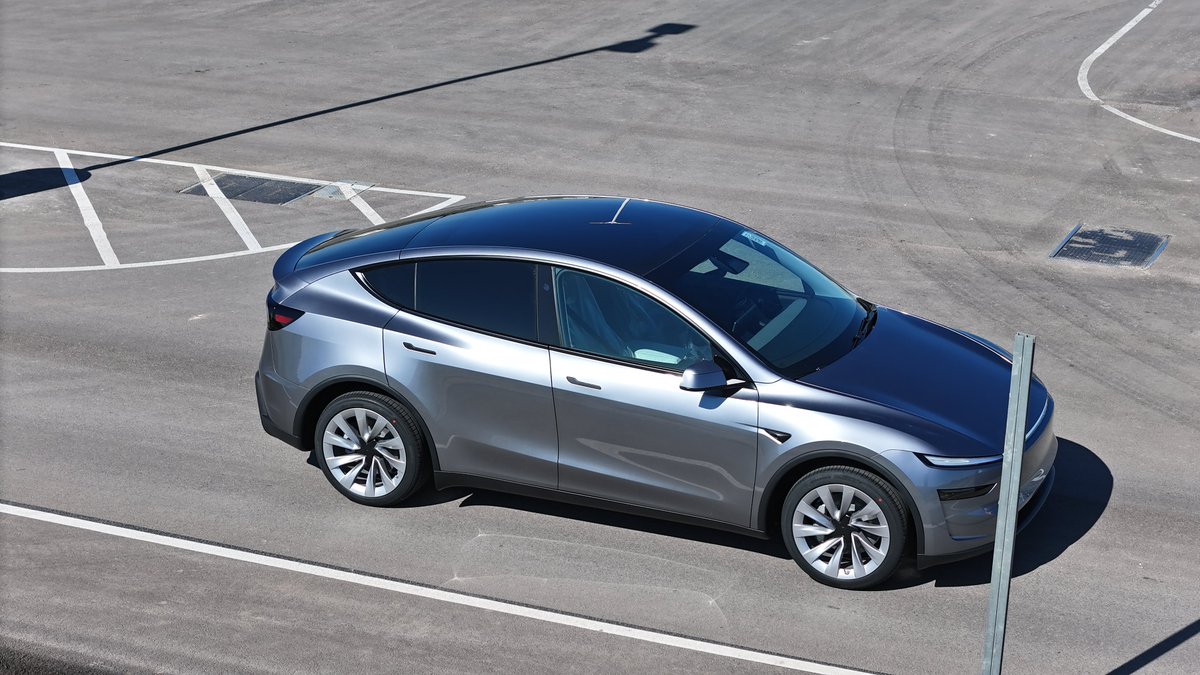 JoeTegtmeyer's tweet image. Giga Texas news! 400K Model Y’s produced milestone! Big display using all red Model Ys on the parking garage this morning! Official production of the Model Ys here at Giga Texas began almost 3 years ago today! Congratulations @Tesla and all the Giga Texas employees!