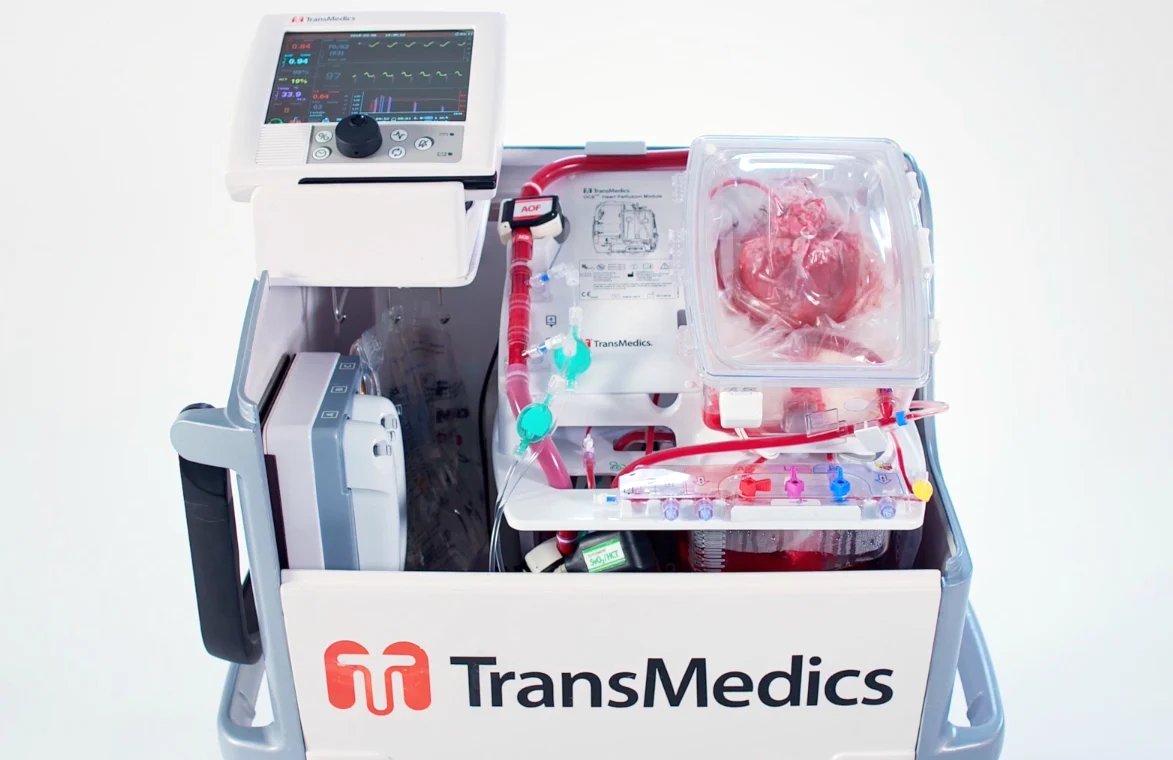They've broken the 4-hour death clock for human hearts.

A suitcase-sized device doubled transplant time to 8+ hours.

For Valance Sams, this meant surviving a surgery only 46 Americans have ever received.

Here's how it's already deciding who lives and who dies... 🧵