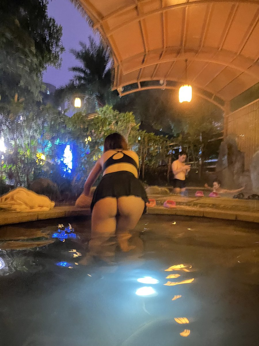 感觉露出瓶颈了，有没有人推荐好看又暴露的泳衣呀？可以很透明很短！但一定要好看，情趣内衣合适的也可以！采纳意见会给拍很多图私信你嘻嘻😜#人前露出 #骚货人妻 #暴露 @luchu888 @luchu888888 https://t.co/hADnXibK3t