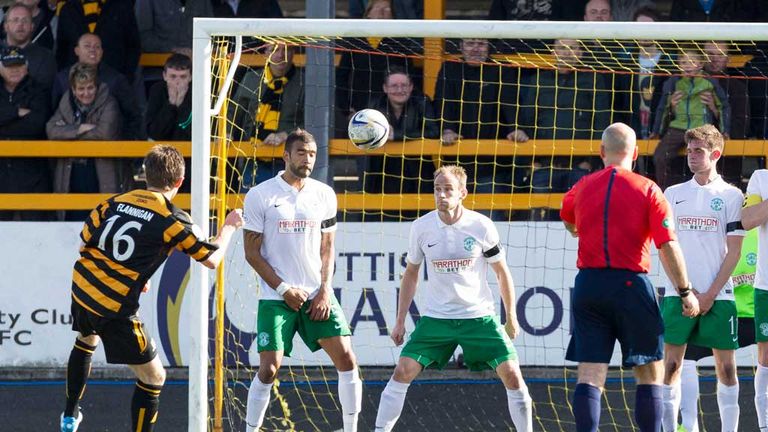 Rossmcl92's tweet photo. Current Hibs manager looking really silly as Iain Flannigan sends the ball over his head into the top bin https://t.co/Kzum1OVjIL