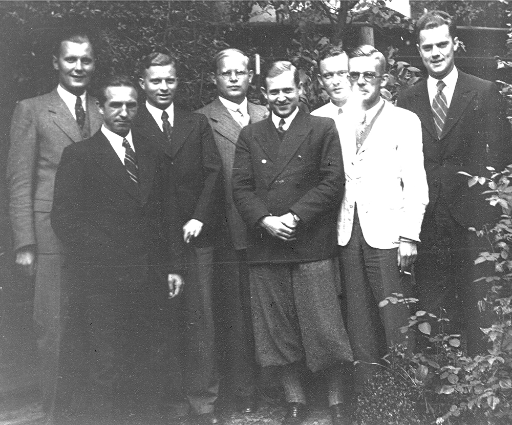 GanzeGeschichte's tweet photo. Mein Großvater Helmut Lange (ganz links) freut sich offenbar im Sommer 1938 am Sammelvikariat von Dietrich Bonhoeffer (Mitte) teilnehmen zu können. 
Diese Ausbildungs-Seminare der Bekennenden Kirche in Köslin (an der Ostsee in Pommern) für angehende Pfarrer waren wohl seit November 1937 offiziell von Reinhard Heydrich verboten worden, aber von Schwierigkeiten, die sich direkt daraus für meinen Großvater ergeben hätten, ist mir nichts bekannt. 
Theologen hin oder her - an die Front musste auch er (wie vermutlich auch die anderen Seminar-Teilnehmer).
Er kam als Wehrmachts-Soldat nach Vukovar (im heutigen Kroatien) und musste dann am "Unternehmen Barbarossa" teilnehmen, dem deutschen Einmarsch in die Sowjetunion. Da hatte man keine Wahl - es herrschte Wehrpflicht. Wer Kriegsdienst verweigerte, hatte mit schweren oder tödlichen Strafen zu rechnen.  Mein Großvater kam auf die Krim, wo ihn 1944 eine Granate derart verletzte, dass man ihn schon fast abschrieb. Immerhin war der Krieg dann für ihn zu Ende und es ging in ein Lazarett ins heutige Mecklenburg-Vorpommern. Noch nicht richtig ausgeheilt ging er von dort zu seinen Eltern nach Barnstorf in Niedersachsen. Ein weiterer Verbleib im Lazarett war zu gefährlich, denn die Russen kamen. Sein theologischer Lehrer Dietrich Bonhoeffer aus Breslau in Schlesien wurde heute vor genau 80 Jahren, am 9. April 1945, im Alter von 39 Jahren in Bayern aufgehängt.
Mein Großvater (Jahrgang 1912) sah nach dem Krieg eigentlich ganz kräftig und gesund aus, ihm fehlte aber eine Kniescheibe, und er musste mit Granatsplittern im Körper seit seinem 32. Lebensjahr am Stock gehen.
Er arbeitete nach dem Krieg dann wie geplant als Pfarrer (zuletzt in Hilden, nicht weit von seiner Geburtsstadt Düsseldorf). In Andenken an seinen Lehrer sorgte er dafür, dass 1955 in Hilden eine Schule nach Dietrich Bonhoeffer benannt wurde. Seit 1998 wird Bonhoeffer in London am Haupteingang der Westminster Abbey als Märtyrer des 20. Jahrhunderts mit einer Statue geehrt. 
Das hat mein Großvater möglicherweise noch mitbekommen, denn obwohl er bereits 1944 abgeschrieben wurde, hat er noch bis 1999 gelebt.
https://t.co/7FUgRF0aJZ

Knickerbocker waren 1938 wohl noch in Mode und man legte auch für Fotos die Zigarette nicht aus der Hand.
Die anderen angehenden Pfarrer im Bild heißen: Heinz Corves, Friedrich Diening, Walter Schmidt, Gerhard Stähler, Heinz Winkelmann und Kurt Zywietz. 
Walter Schmidt ist vermutlich der Dritte von rechts. Mit seiner Tochter hat sich dann später meine Mutter getroffen.
