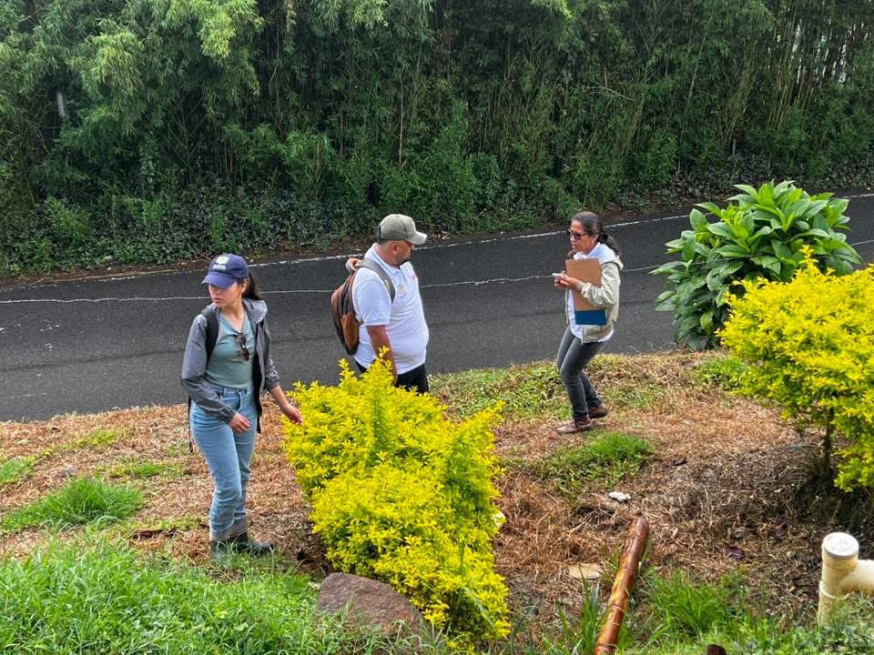 Alcaldiarestrep's tweet photo. Se realizó la caracterización del sistema de tratamiento de aguas residuales en la Vereda Aguamona, mediante encuestas y visitas domiciliarias, para mejorar las condiciones sanitarias. ¡Gracias a la comunidad por su colaboración!

#TratamientoDeAguas #VeredaAguamona #Compromiso https://t.co/IZZiYFB63v