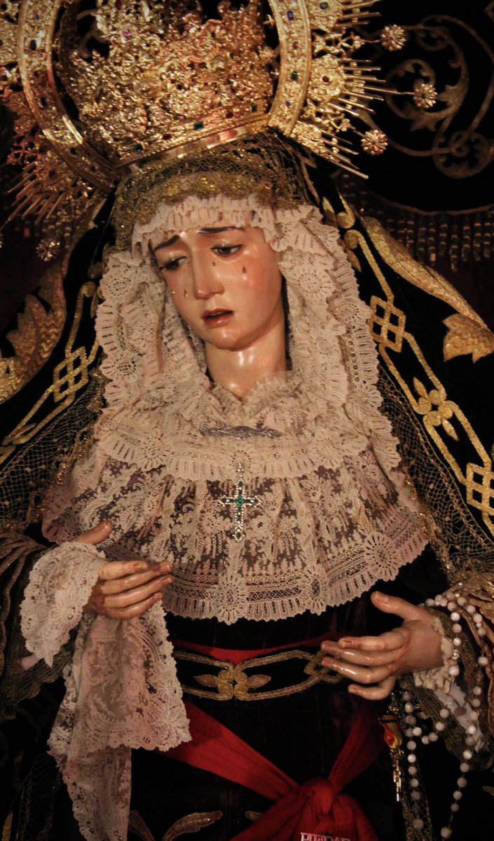 HdadPiedadJerez's tweet photo. En la jornada de hoy, como preludio de una nueva Semana Santa, Ntra. Señora de la Piedad ya se encuentra entronizada en la Real Capilla del Calvario, junto a San Juan y las tres Marías, en su paso de palio con motivo de la Estación de Penitencia en la tarde del Sábado Santo. https://t.co/0Vqg6DoxPO