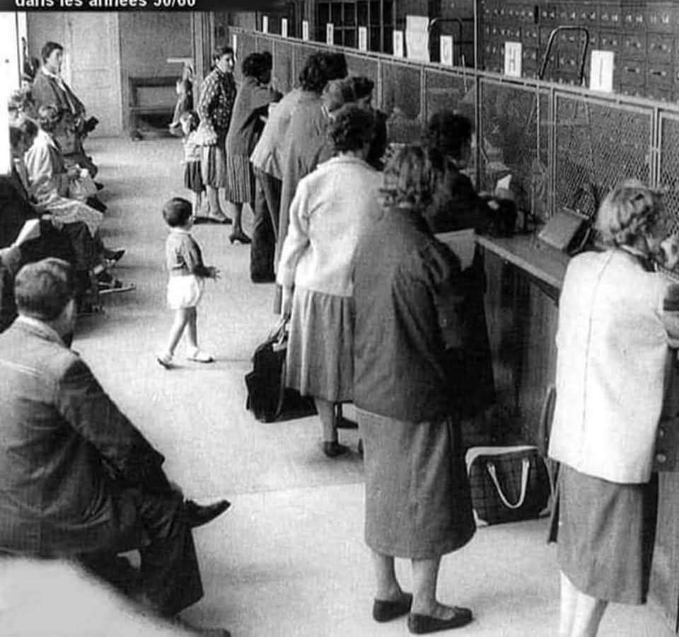 Guichets de la Sécurité Sociale, boulevard Magenta 📷.
1950-60. Paris 13e