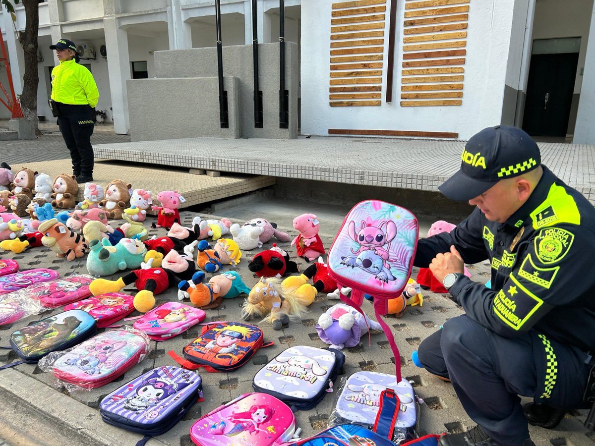 victorrpolo's tweet photo. Oficina de Comunicaciones Estratégicas

Dirección de Gestión de Policía Fiscal y Aduanera
Abril 7 del 2025
GOLPE AL CONTRABANDO EN LA CIUDAD DE SANTA MARTA
@PoliciaAduanera 
Las acciones de control aduanero
dejan como resultado la incautación
de 2.341 unidades de mercancía ilegal
En el marco de la "Política de Seguridad, Defensa y Convivencia Ciudadana", la Dirección
de Gestión de Policía Fiscal y Aduanera de la Dirección de Impuestos y Aduanas
Nacionales, en coordinación con la Fiscalía General de la Nación, aportando al proceso de
apoyo y soporte llevó a cabo un operativo en la ciudad de Santa Marta, con el fin de
prevenir la comercialización de productos de origen extranjero de manera ilegal.
Santa Marta. Magdalena. La intervención se realizó a un bien inmueble ubicado en el
Área Metropolitana de Santa Marta, donde se incautaron 1.823 unidades de confecciones,
180 unidades de juguetería y 338 unidades de otros productos como gafas y bolsos.
La mercancía no contaba con la documentación requerida para su legal ingreso al
Territorio Aduanero Nacional; mercancía avaluada comercialmente en $250.000.000.
La mercancía incautada fue dejada a disposición de la Dirección Seccional de Impuestos
y Aduanas de Santa Marta, quien llevará a cabo los procedimientos administrativos
pertinentes. Así mismo, continuaremos desplegando diferentes controles aduaneros en
la Región Caribe, con el propósito de enfrentar el contrabando y proteger la economía en
el territorio nacional.
La Policía Fiscal y Aduanera hace un llamado a la ciudadanía a denunciar cualquier
irregularidad o sospecha sobre la comercialización ilegal de mercancías. Se garantiza la
absoluta reserva de la información y se puede proporcionar información veraz y oportuna
a través de la línea Anticontrabando 159, WhatsApp 3213942169, o el correo electrónico
polfa.anticontrabando@policia.gov.co.
INFORMACIÓN PÚBLICA
001
044
1CP-FR-0018 Página 1 de 1 Aprobación: 16-11-2023
VER: 3