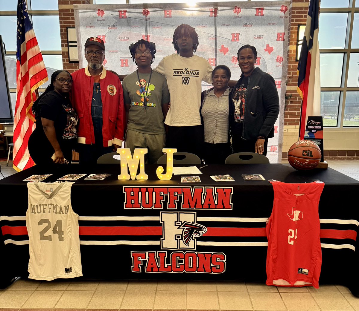 RachealElise's tweet photo. WHDI🙌🏾 congratulations 🌞shine @beyondgoated_mj‼️ It has been a long road BUT God🙌🏾 looking forward to the next chapters in your basketball journey🙏🏾 #yourbiggestfan #signingday2025 #ALLthingsworktogether https://t.co/IeUL77Bja8