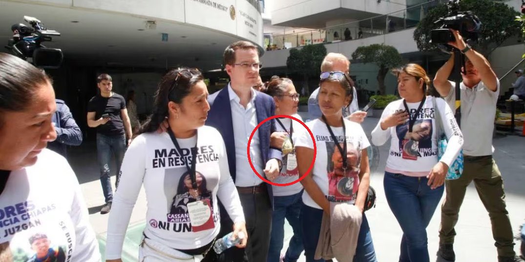 callodehacha's tweet photo. No encontró un vuelo a México en 6 años, ahora les va a ayudar a encontrar a sus hijos https://t.co/kOGkpFZXTm