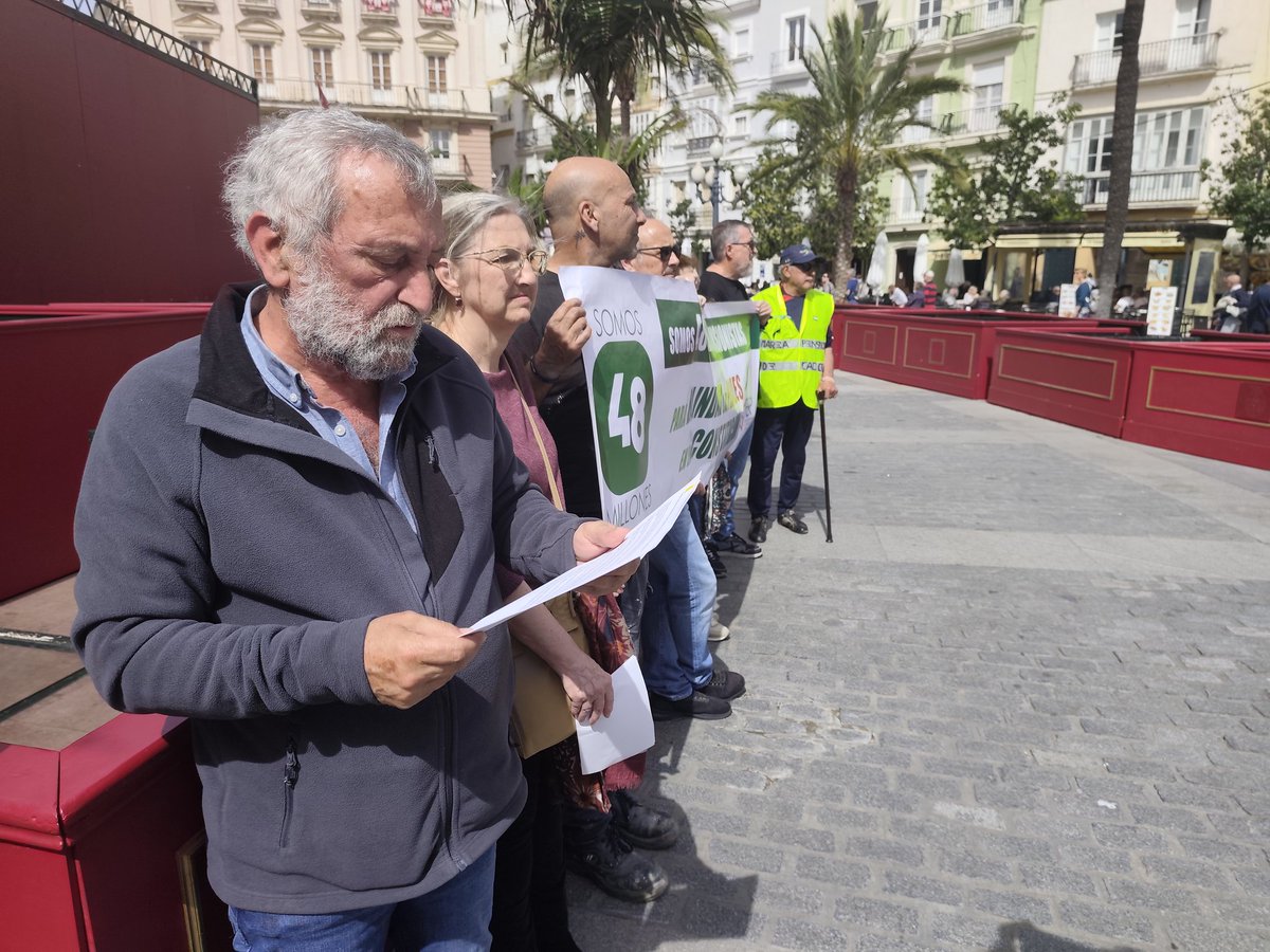 USO-Cádiz (@usocadiz) on Twitter photo En el día de hoy <a href="/USOAndalucia/">USO-Andalucía</a> se ha concentrado como integrante de la MERP, en defensa de las pensiones de 48 millones de españoles, para que se blinden en la Constitución, el Secretario general de USO en Cádiz, Miguel Paramio Carrión leyó un manifiesto de la <a href="/merp_org/">Mesa Estatal por el Blindaje de las Pensiones</a> En el día de hoy <a href="/USOAndalucia/">USO-Andalucía</a> se ha concentrado como integrante de la MERP, en defensa de las pensiones de 48 millones de españoles, para que se blinden en la Constitución, el Secretario general de USO en Cádiz, Miguel Paramio Carrión leyó un manifiesto de la <a href="/merp_org/">Mesa Estatal por el Blindaje de las Pensiones</a>
