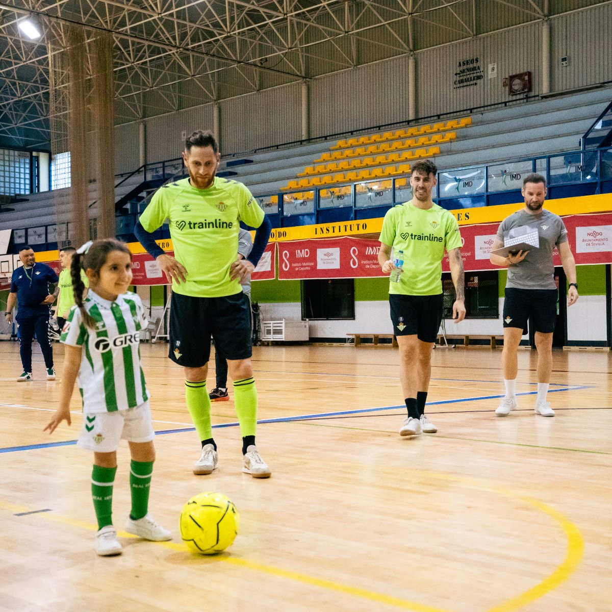 El @RealBetisFS ha recibido hoy una visita muy especial 🤩

Paola, #FichajeEstrella de la Fundación, ha conocido a los futbolistas del primer equipo 💚 ¡Qué bien se lo han pasado! 😀