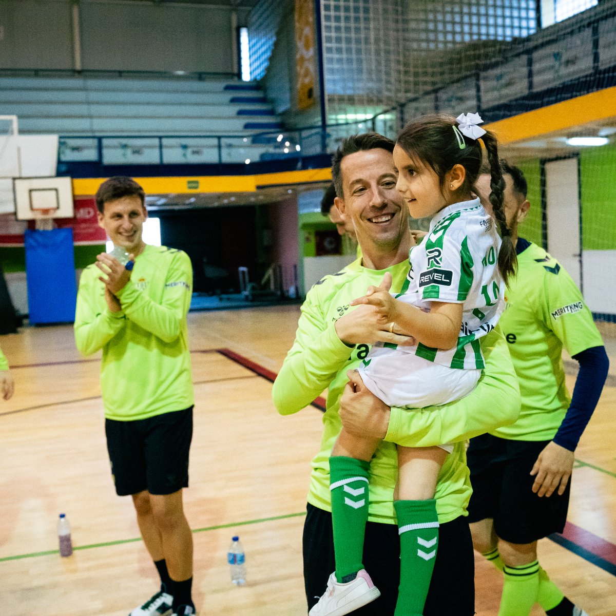 RBetisFundacion's tweet photo. El @RealBetisFS ha recibido hoy una visita muy especial 🤩

Paola, #FichajeEstrella de la Fundación, ha conocido a los futbolistas del primer equipo 💚 ¡Qué bien se lo han pasado! 😀 https://t.co/oFw6Tsaq3g