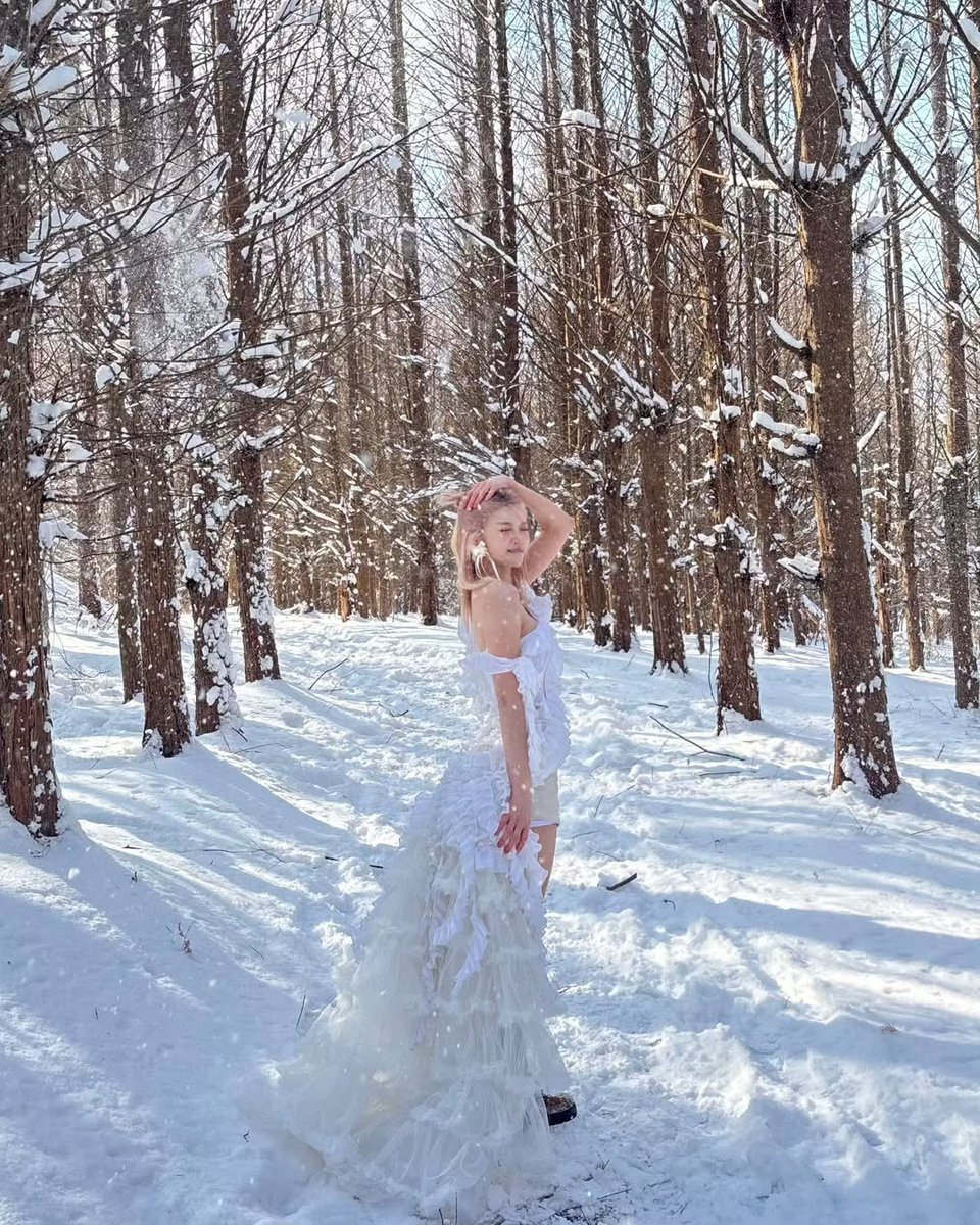 mmilliji's tweet photo. ⵌ ꒰🔥꒱  #𝙬𝙤𝙣𝙬𝙤𝙣
            • #𝙪𝙥𝙙𝙖𝙩𝙚_𝙩𝙬𝙩❕
     «хочу показать вам свой образ и снежную локацию для клипа. ❄️ 
чувствую себя снежной принцессой! 
честно, я бы хотела появляться тут чаще, но пока мы активно работаем я оставляю это время для отдыха! 🤍» https://t.co/bRgquQYtGd