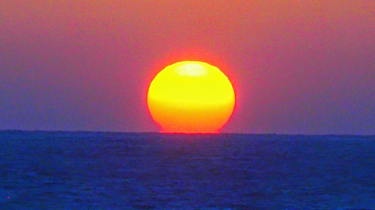 k19ch1's tweet photo. 4月9日
八丈島の夕暮れ
高気圧の晴れ
綺麗な夕陽が
日没まで楽しめた
ANA最終便は定刻就航
お疲れ様でした
#八丈島
#八丈島民図鑑
#宇喜多秀家公と豪姫の碑
#夕暮れ
#夕陽
#八丈島空港 #RJTH
#JA220A #全日空 https://t.co/XZg7L96aaq