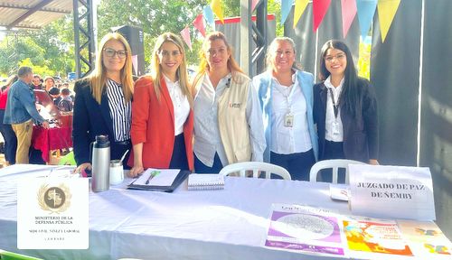 [HOY] Las defensoras <a href="/LeylaCenturion3/">Leyla Centurion♥</a> y Celeste Rojas participaron, en jornadas de atención a mujeres vulnerables en el barrio Cañadita de la ciudad de Ñemby. 

El <a href="/MDP_py/">Defensa Pública Paraguay</a> realiza este trabajo coordinado con el <a href="/minmujerpy/">Ministerio de la Mujer</a> en el marco del Programa de #CiudadMujerMóvil.